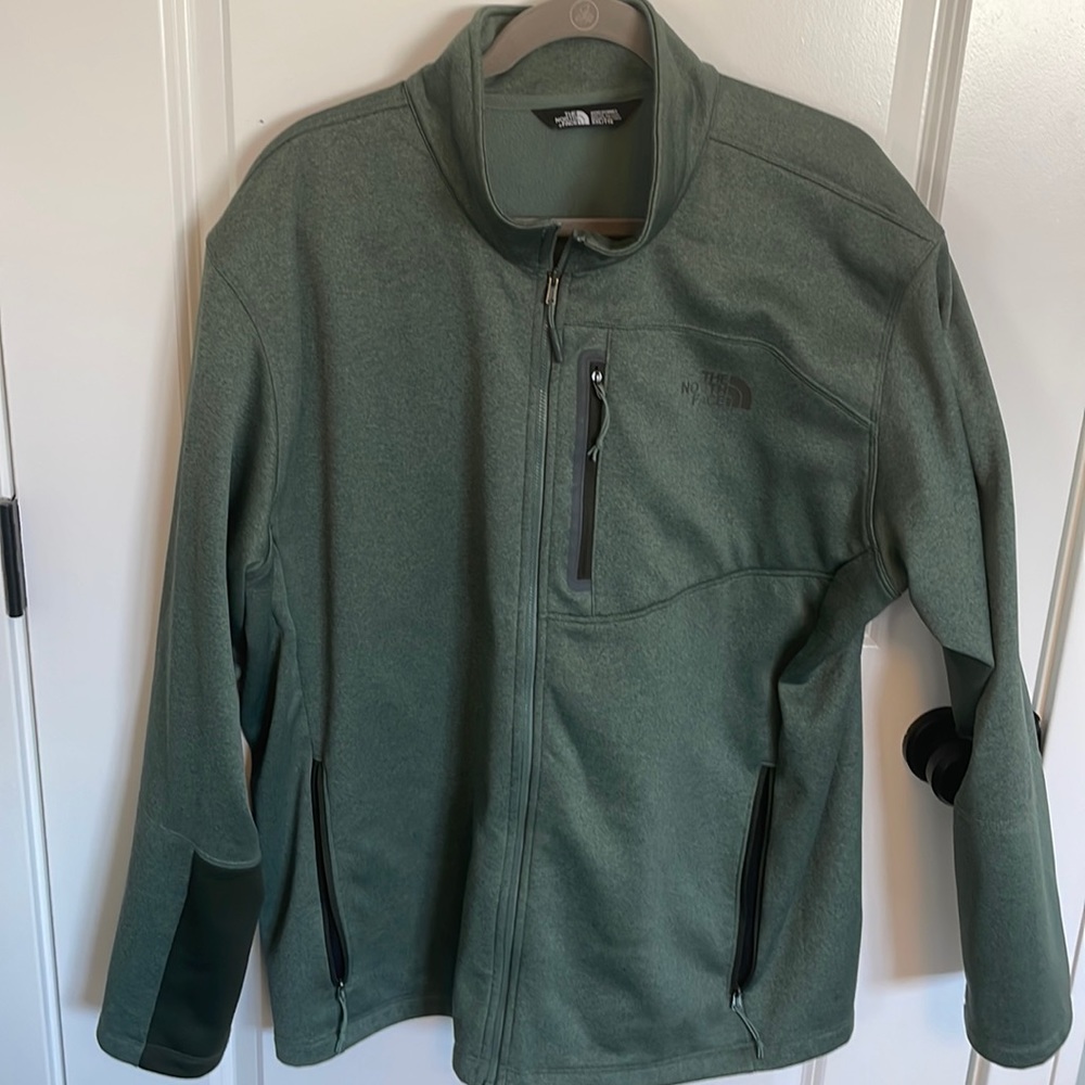 Like new fleece from The North Face. Mens size XXL.